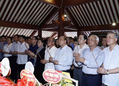 越南政府总理和国会主席上香缅怀胡志明主席 - ảnh 1