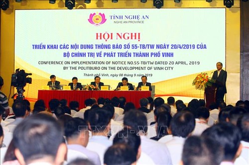 越南政府副总理王庭惠出席荣市开发会议 - ảnh 1