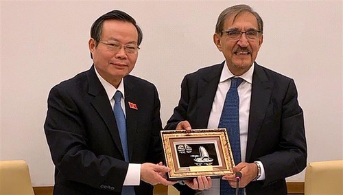 越南国会副主席冯国显与意大利参议院领导人举行会谈 - ảnh 1