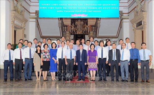 胡志明市领导人会见越南驻外代表机构新任负责人代表团 - ảnh 1