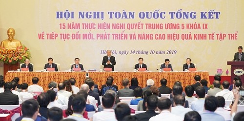 越南政府总理阮春福主持召开集体经济发展15年全国总结会议 - ảnh 1
