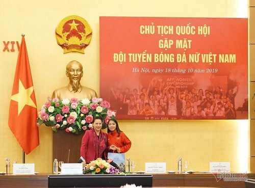 国会主席勉励参加2019 SEA Games 30的越南国家女足 - ảnh 1