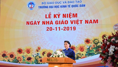 越南国会主席阮氏金银在国民经济大学出席越南教师节纪念活动 - ảnh 1