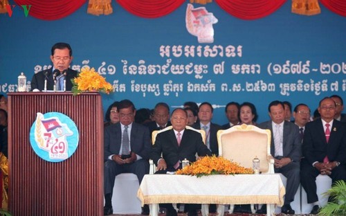 柬埔寨首相洪森：越南志愿军帮助柬埔寨摆脱种族灭绝制度 - ảnh 1