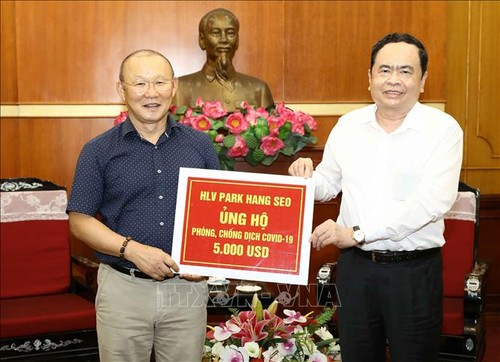 越南国家足球队主教练朴恒绪捐款支持应对新冠肺炎疫情 - ảnh 1