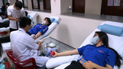 疫情中各地青年积极参加无偿献血活动 - ảnh 1