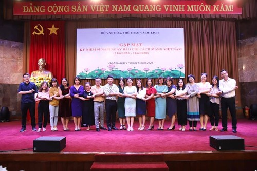 越南文化体育和旅游部会见并表彰老新闻工作者 - ảnh 1
