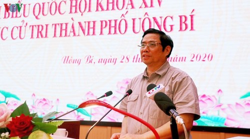 越共中央组织部部长范明正与广宁省汪秘市选民接触 - ảnh 1