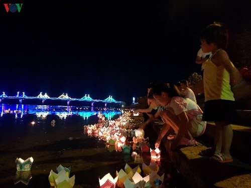 在石汗江举行花灯放流 向英雄烈士表达感恩 - ảnh 1