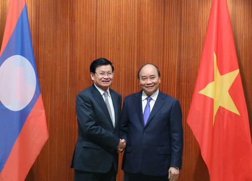 越南政府总理阮春福与老挝政府总理通伦举行会谈 - ảnh 1