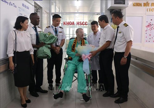 英国媒体纷纷报道越南第91例新冠肺炎病例英国飞行员出院回国 - ảnh 1