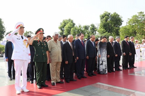 越南党和国家领导人入陵瞻仰胡志明主席遗容，并向英雄烈士敬献花圈 - ảnh 1
