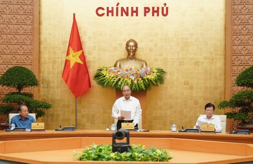 越南政府总理阮春福主持政府关于立法工作的会议 - ảnh 1