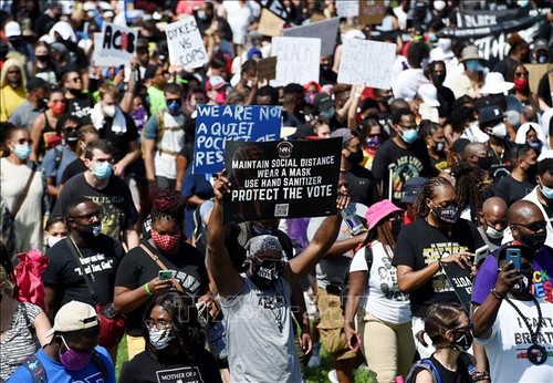 最大规模的抗议种族歧视示威游行在美国举行 - ảnh 1