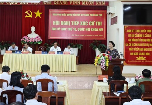 越南国会主席阮氏金银与芹苴市选民接触 - ảnh 1
