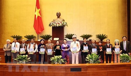 越南国会主席会见出席全国典型学习模式表彰大会代表 - ảnh 1