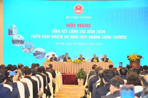 在发展经济过程中发挥《三驾马车》的作用有助于越南达到2021年经济增长目标 - ảnh 1