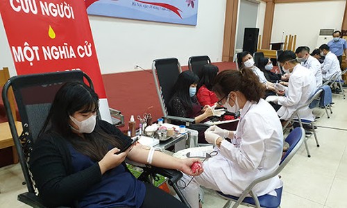 无偿献血活动采集350个单位血液 - ảnh 1