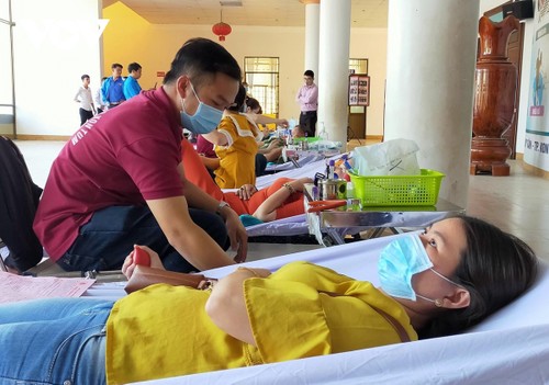 越南各地在全民无偿献血日期间举行多项活动 - ảnh 1