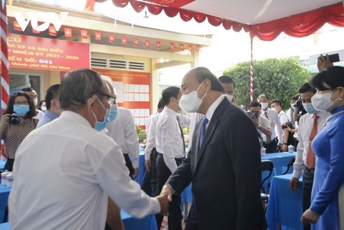 越南选民积极参加国会代表、各级人民议会代表选举投票 - ảnh 2