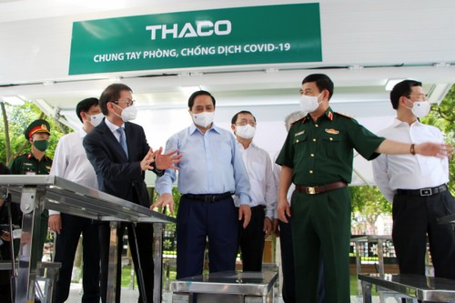 越南长海汽车股份公司生产并向卫生部捐赠运送疫苗冷链车和疫苗移动接种专用车 - ảnh 1
