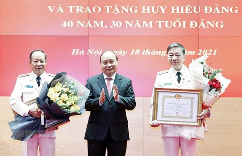 越南国家主席阮春福向公安部领导人颁发党龄纪念章 - ảnh 1