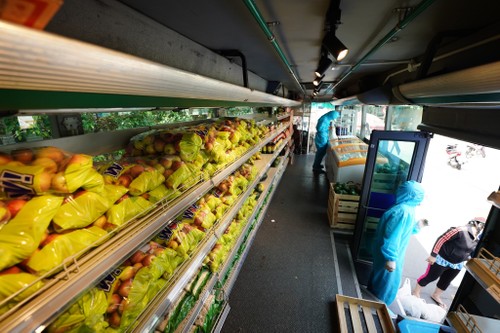巴士超市帮助居民度过疫情时期 - ảnh 2