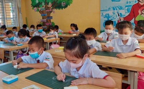 越南学生克服疫情困难开始新学年 - ảnh 2