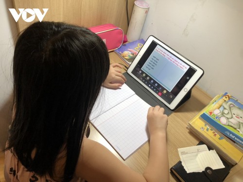 越南学生克服疫情困难开始新学年 - ảnh 3
