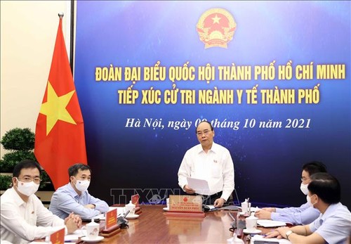越南国家主席阮春福与胡市卫生部门的选民进行接触 - ảnh 1