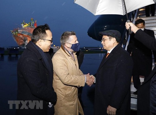 越南政府总理范明政抵达苏格兰，展开出席COP26并访问英国行程 - ảnh 1