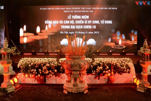 越南为在新冠肺炎疫情期间牺牲和死亡的同胞、干部和指战员举行追悼会 - ảnh 1