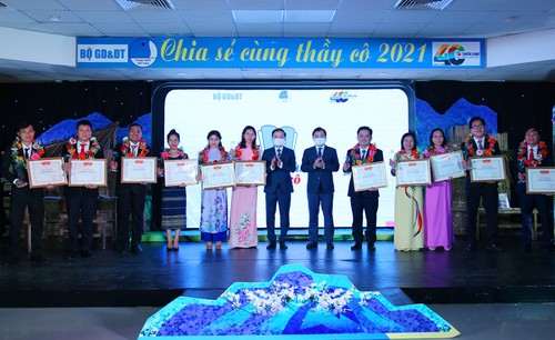  11·20 越南教师节：对提出多项教学倡议的 50 名教师进行表彰 - ảnh 1