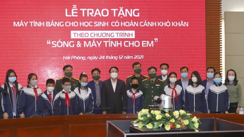 越南军队电信集团向8个省市贫困学生赠送3.7万台电脑 - ảnh 1