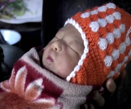 越南西北地区赫蒙族同胞的新生儿取名仪式 - ảnh 1