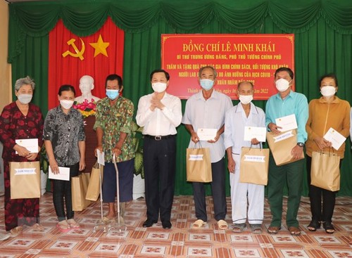 越南国家领导人探望各地居民并赠送年礼 - ảnh 1
