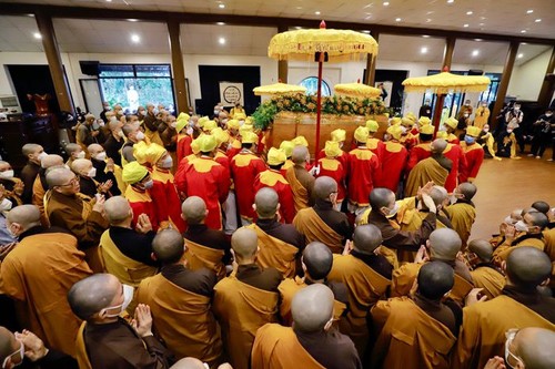 成千上万的僧尼佛子参加释一幸禅师的送行仪式 - ảnh 1