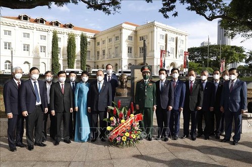 越南国家主席阮春福在新加坡向胡志明主席纪念碑敬献花圈 - ảnh 1