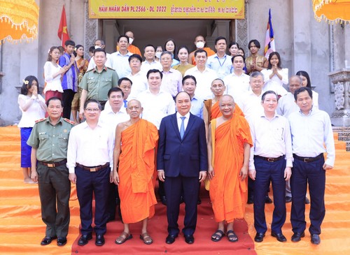 越南国家主席阮春福向高棉族同胞祝贺传统新年 - ảnh 1