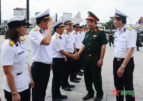 越南国防部工作代表团在西贡新港总公司走访调研 - ảnh 1
