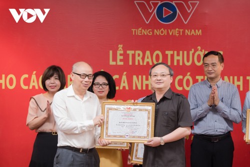表彰在2021年越南之声重大活动中取得突出成绩的集体和个人 - ảnh 1