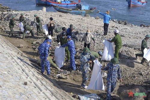 越南海上警察力量与李山岛县渔民并肩同行 - ảnh 1