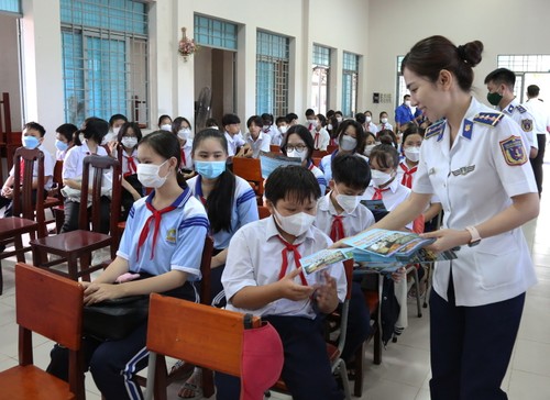 越南海上警察第三区指战员向教师、学生宣传海洋岛屿相关信息 - ảnh 1