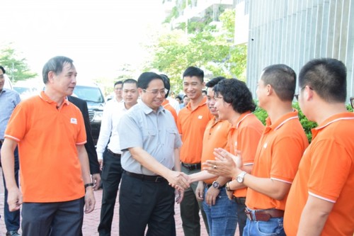 越南政府总理范明政视察岘港市一些高新技术工厂和项目 - ảnh 1