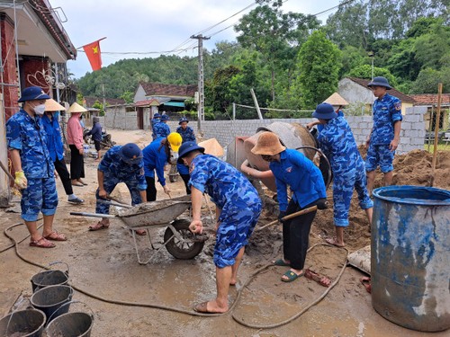 越南海上警察力量第一区司令部帮助人民建设新农村 - ảnh 1