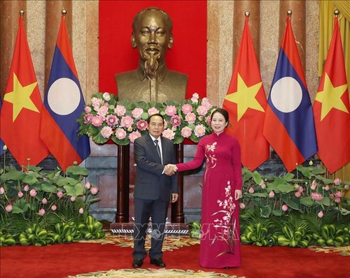 越南和老挝继续保持高层互访和接触 - ảnh 1