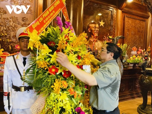 越南政府总理范明政在义安省献花缅怀胡志明主席及历代英雄烈士 - ảnh 1