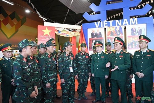 吴明进上将视察并鼓励参加俄罗斯国际军事比赛的越南人民军代表团 - ảnh 1