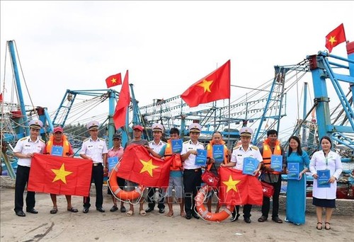 越南海军第二区帮助渔民出海捕捞 - ảnh 1