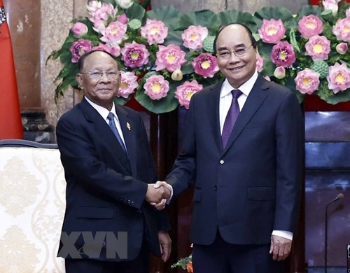 越南国家主席阮春福会见柬埔寨国会主席韩桑林 - ảnh 1